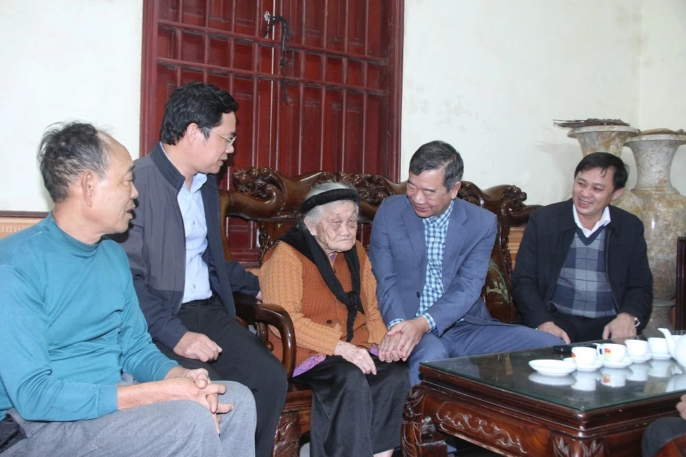 ក្រុមហ៊ុនអគ្គិសនី Thanh Hoa បានចុះសួរសុខទុក្ខ និងប្រគល់អំណោយជូនមាតាបិតាជាតិវៀតណាម