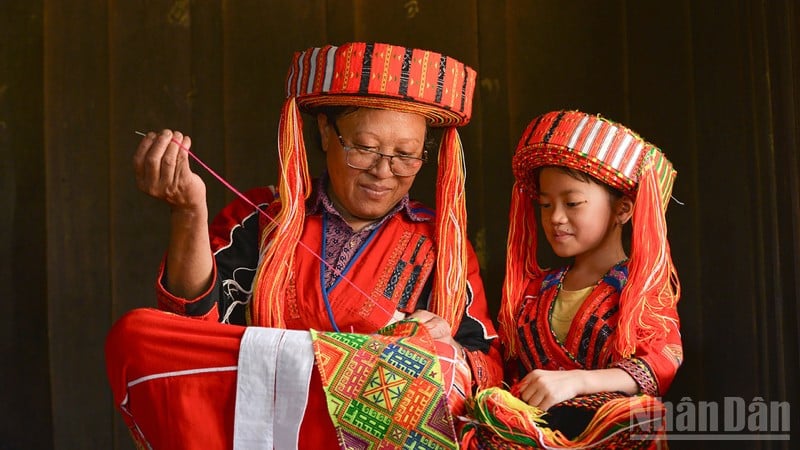 លើក​កម្ពស់​តម្លៃ​វប្បធម៌​ប្រពៃណី​ទាក់ទង​នឹង​ការ​អភិវឌ្ឍ​ទេសចរណ៍។