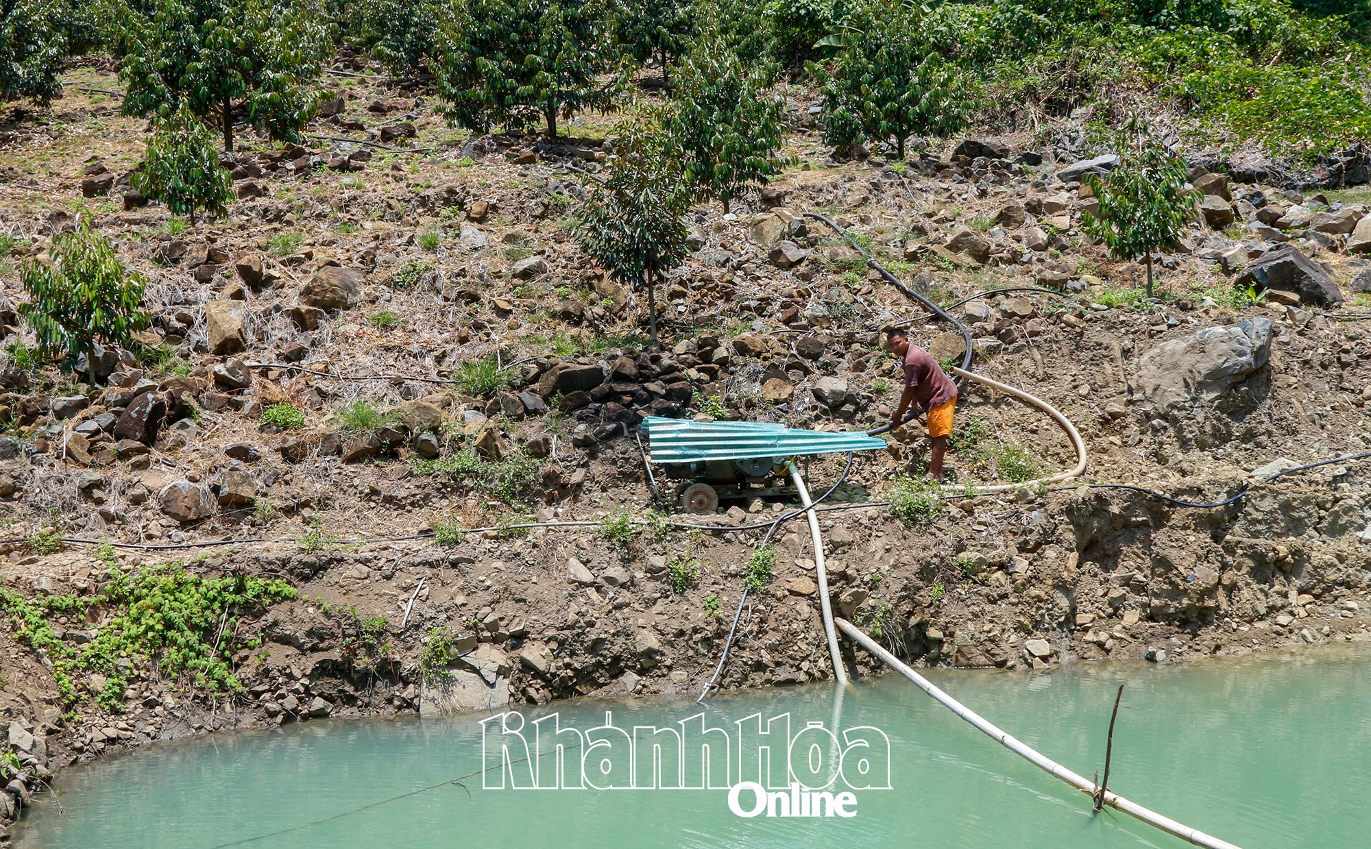 គណៈកម្មាធិការ​ប្រជាជន​ឃុំ​តៃ​ខាញ់​សឺន ណែនាំ​កុំ​ឲ្យ​ប្រជាពលរដ្ឋ​ស្តុក​ទឹក​ក្នុង​ស្រះ និង​បឹង​លើ​ភ្នំ​ខ្ពស់ៗ​។