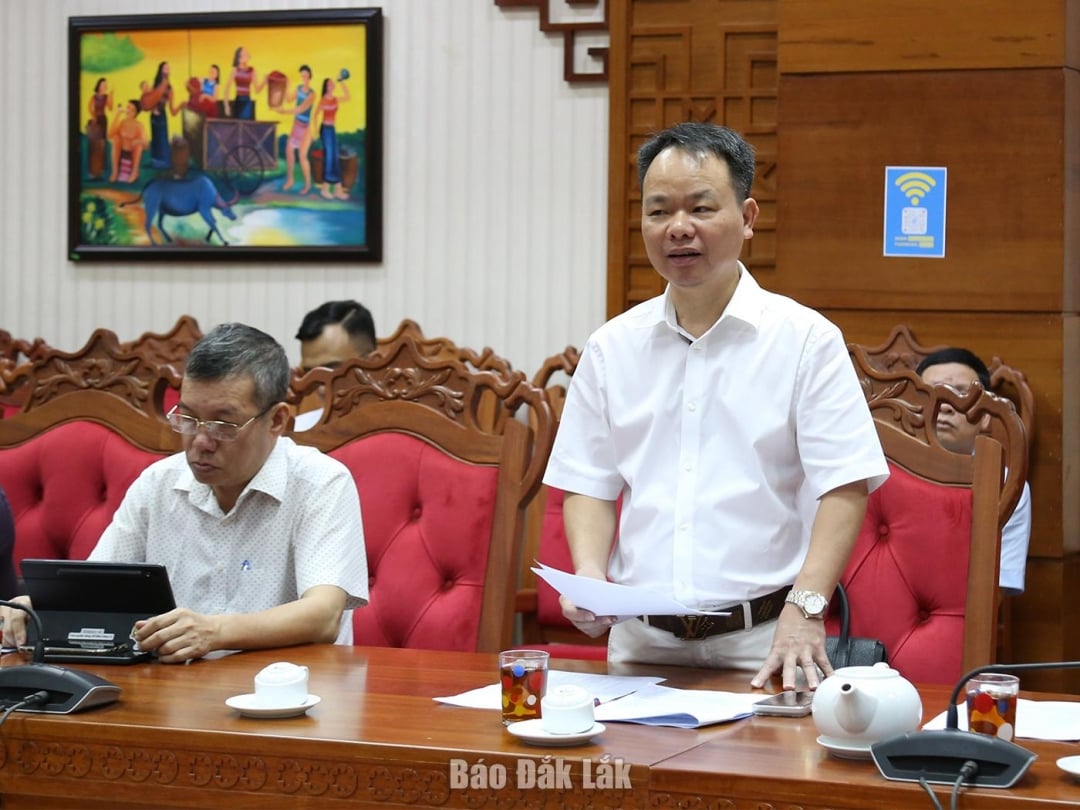Dak Lak Province Tax Chief Nguyen Anh Tuan gave his opinion at the meeting.