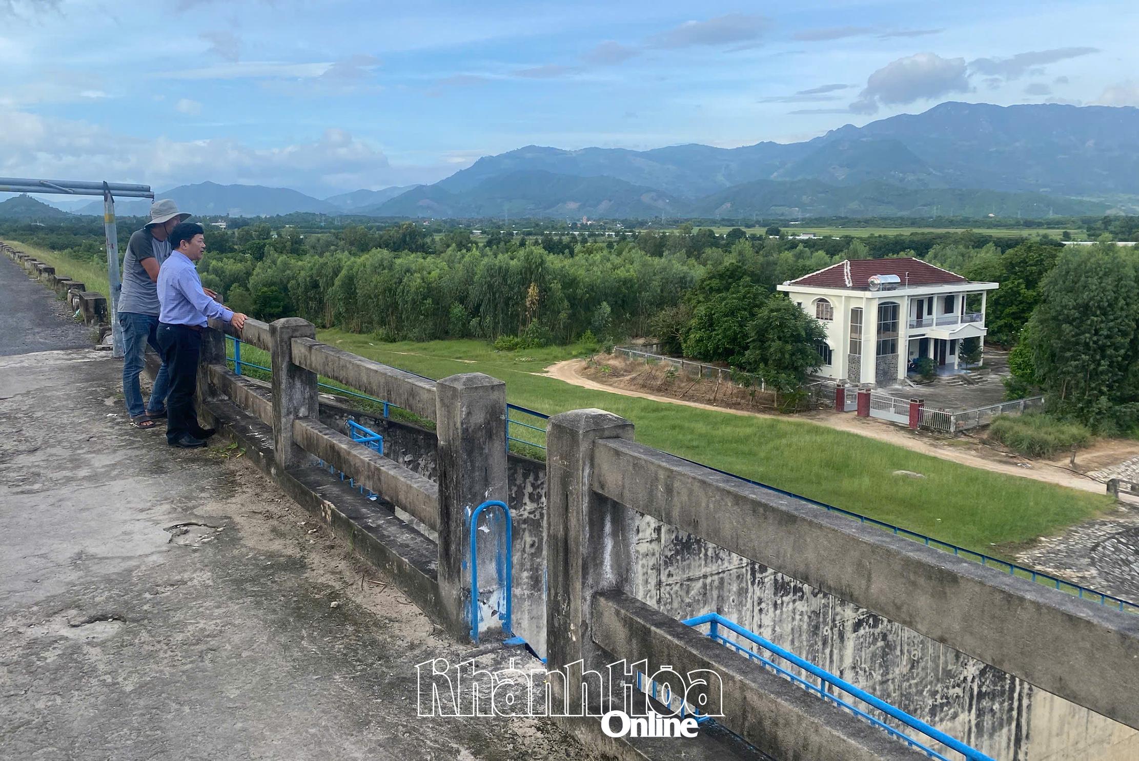 スオイダウ村の指導者たちは村内の脆弱な地域を視察した。