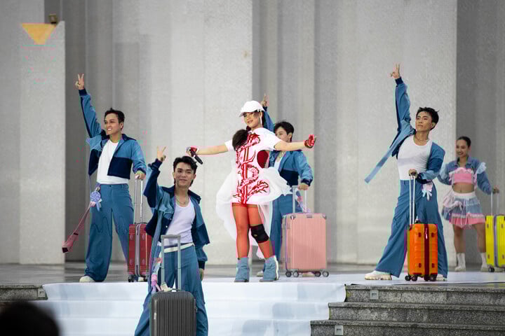 Η 16χρονη τραγουδίστρια Bella Vu στη σκηνή του Vietnam Icon Fashion Tour 2025.