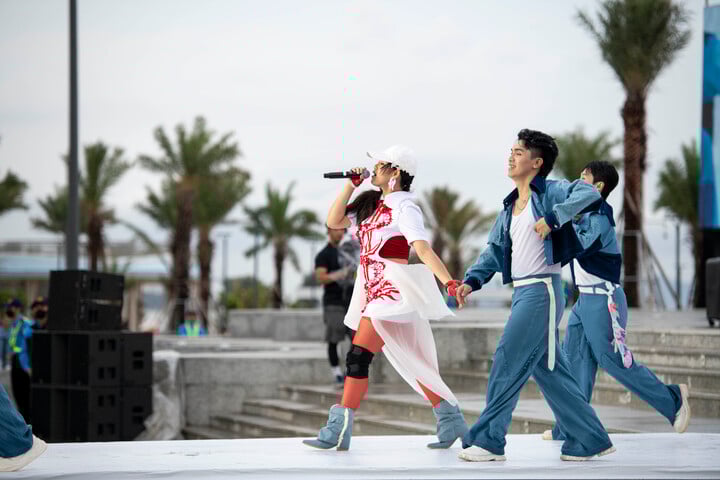 Η τραγουδίστρια Bella Vu με το εναρκτήριο τραγούδι