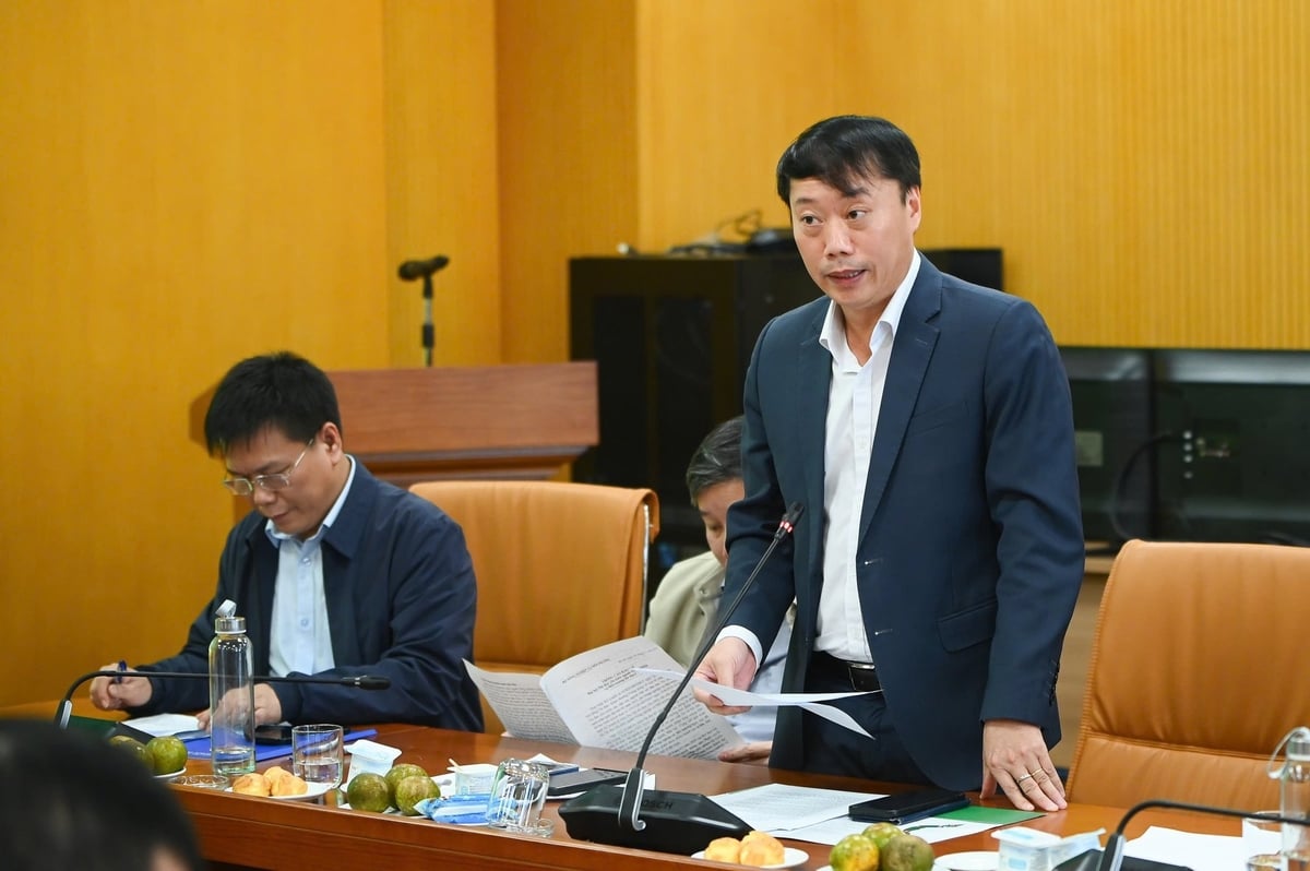 Mr. Le Trong Dam, Deputy Editor-in-Chief of Agriculture and Environment Newspaper, shared information about the commemorative activities. Photo: Tung Dinh. Ông Lê Trọng Đảm, Phó Tổng Biên tập Báo Nông nghiệp và Môi trường chia sẻ thông tin về hoạt động kỷ niệm. Ảnh: Tùng Đinh.