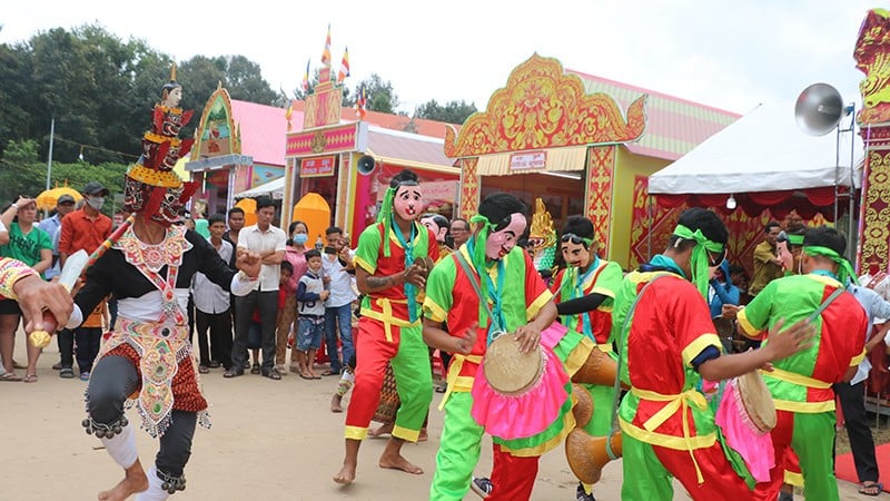 ប្រជាជនរីករាយនឹងការសម្តែងរបាំស្គរ Sa Dam ដោយក្រុមរបាំសហគមន៍ឃុំ Chau Thanh ខេត្ត Vinh Long។