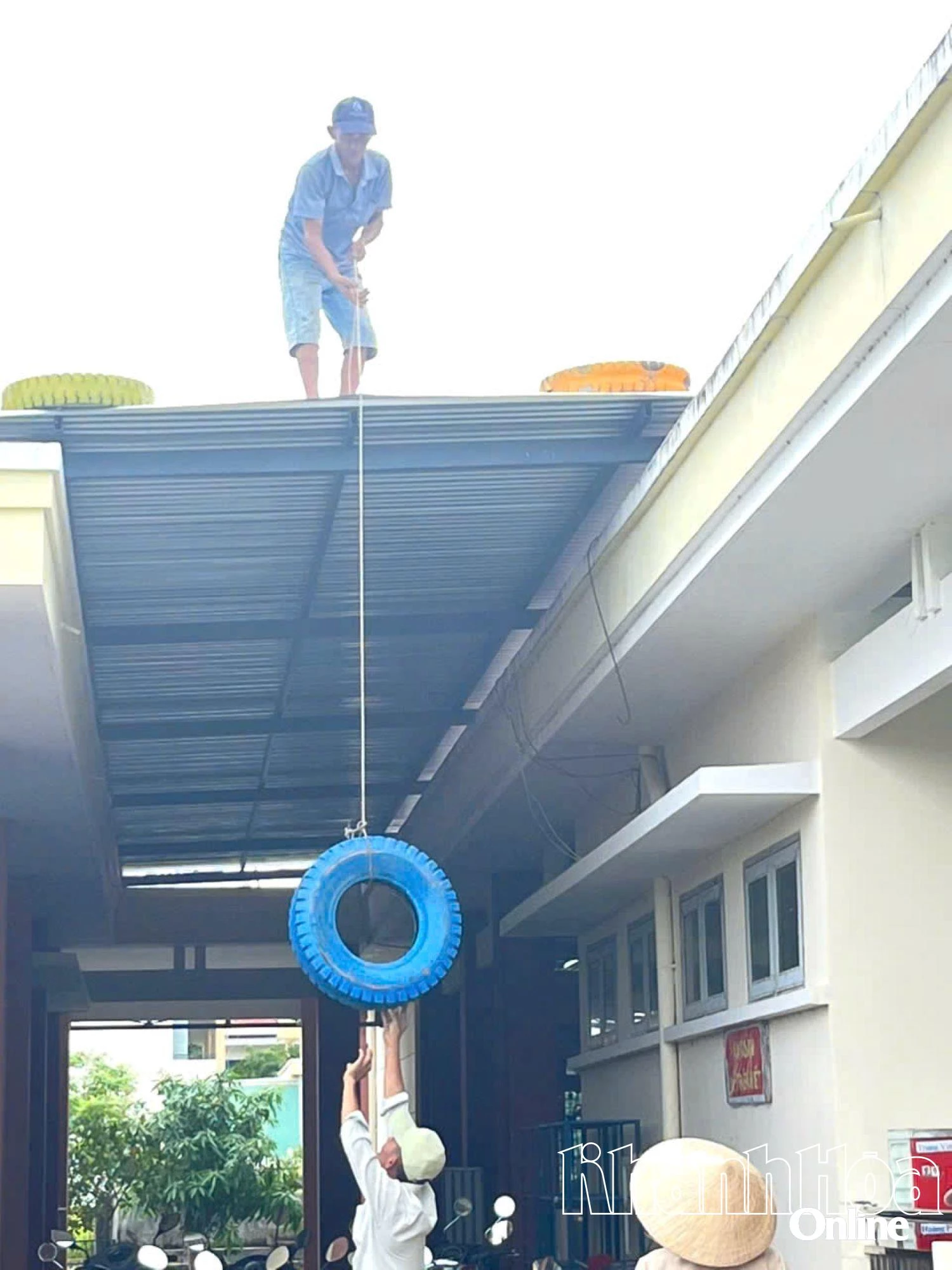 Các lực lượng gia cố Trường mầm non thôn Đại Mỹ 