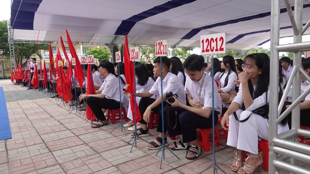 Quảng Ngãi: Học sinh nghỉ học chiều 6.11 để an toàn trước bão Kalmaegi - Ảnh 1.