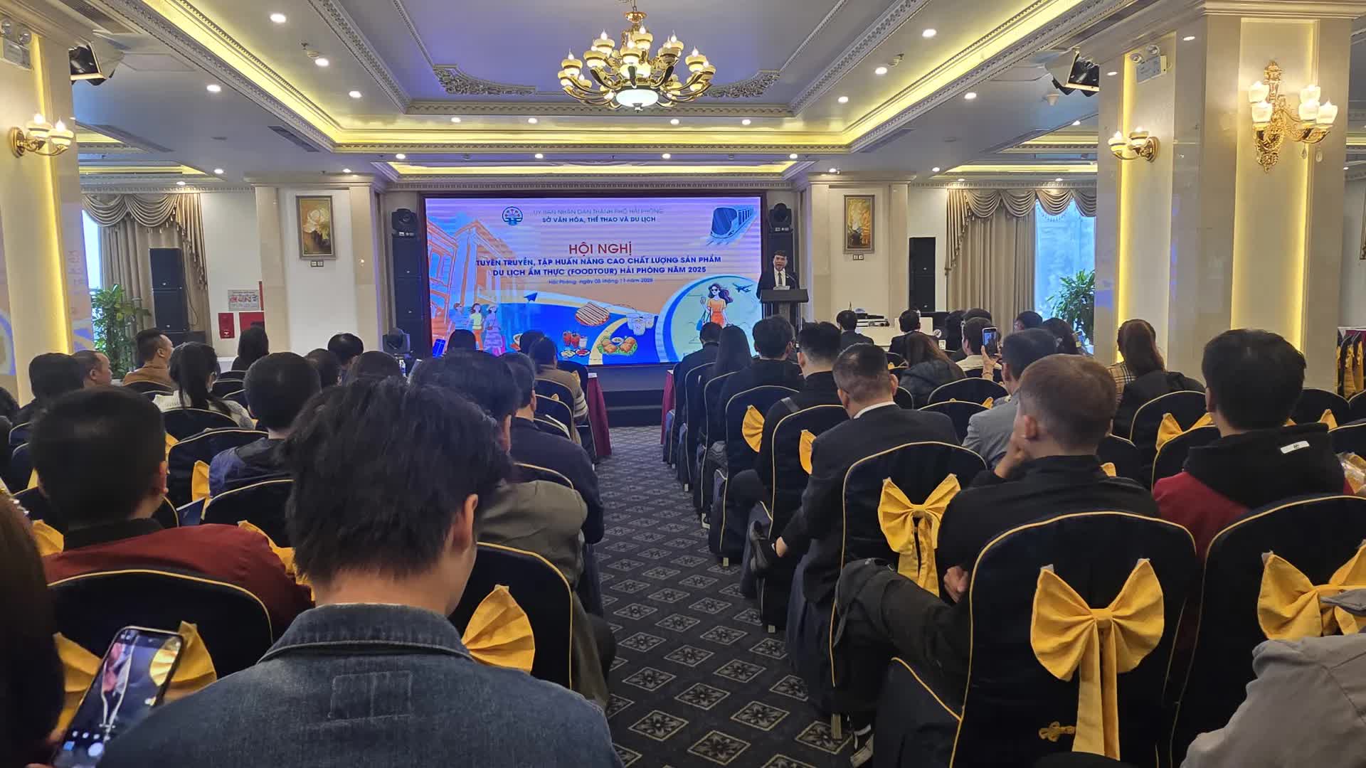 Hai Phong ហ្វឹកហាត់លើកកំពស់គុណភាពផលិតផលទេសចរណ៍ធ្វើម្ហូប - រូបថត ២. Hải Phòng tập huấn nâng cao chất lượng sản phẩm du lịch ẩm thực - Ảnh 2.