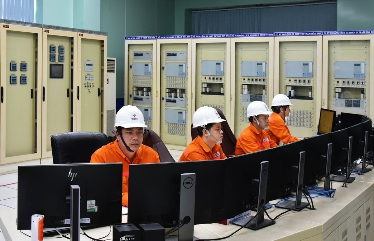 Công ty Cổ phần Thủy điện Sông Ba Hạ triển khai các biện pháp đảm bảo an toàn công trình và thiết bị. Ảnh: Nguyễn Thanh.