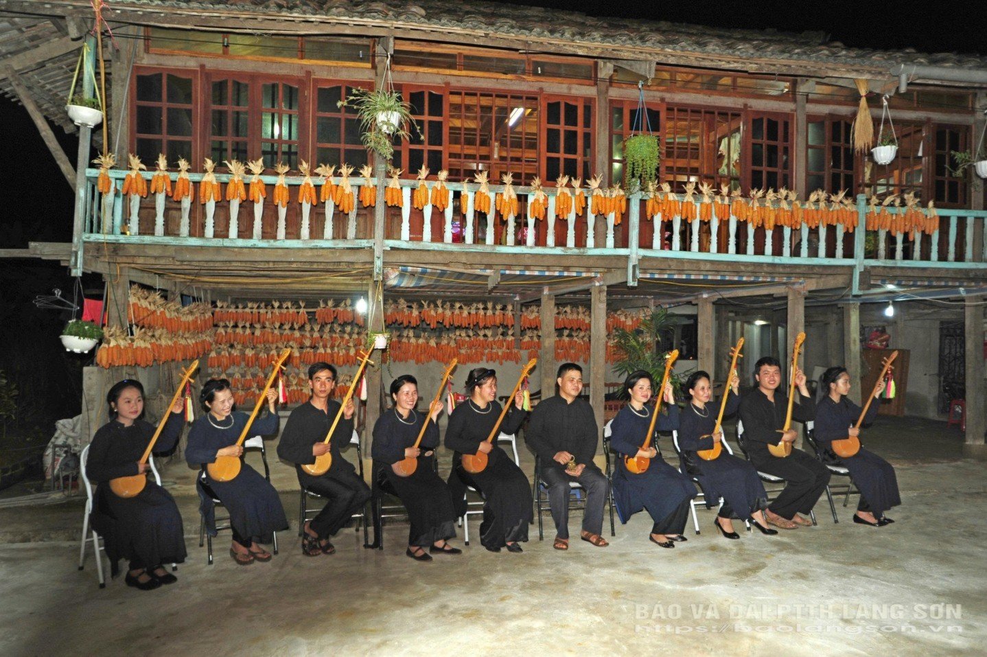 Artes escénicas para turistas en la aldea turística comunitaria de Quynh Son, comuna de Bac Son