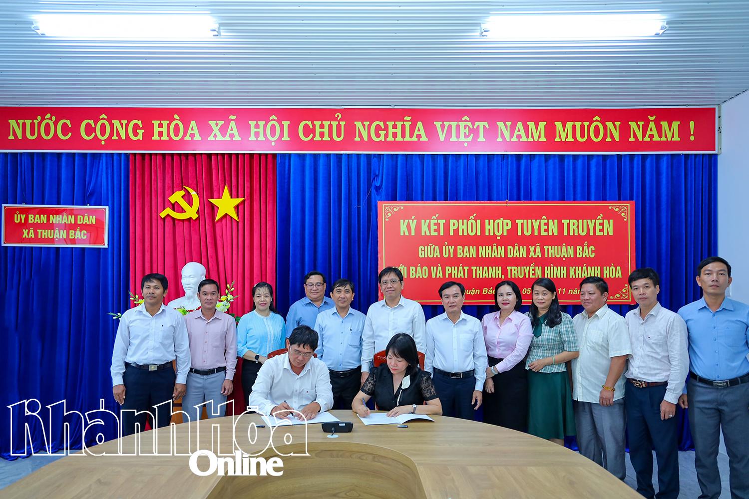 ថ្នាក់ដឹកនាំកាសែត Khanh Hoa និង PTTH និងថ្នាក់ដឹកនាំគណៈកម្មាធិការប្រជាជនឃុំ Thuan Bac បានចុះហត្ថលេខាលើកិច្ចព្រមព្រៀងសហប្រតិបត្តិការលើការឃោសនា។