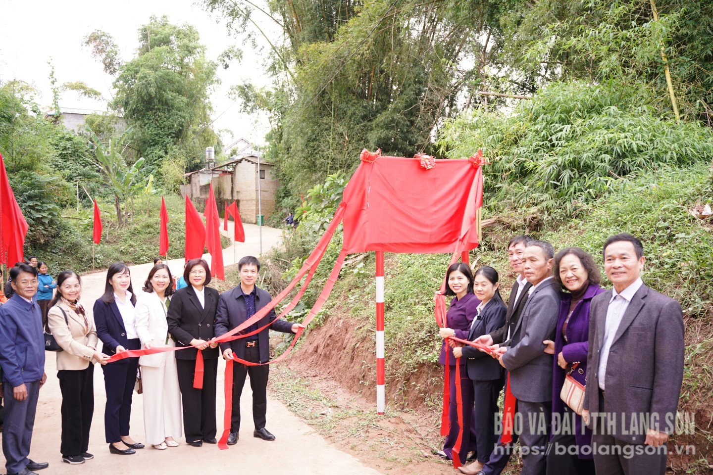 Delegatene foretok båndklippingsseremonien for å innvie prosjektet.