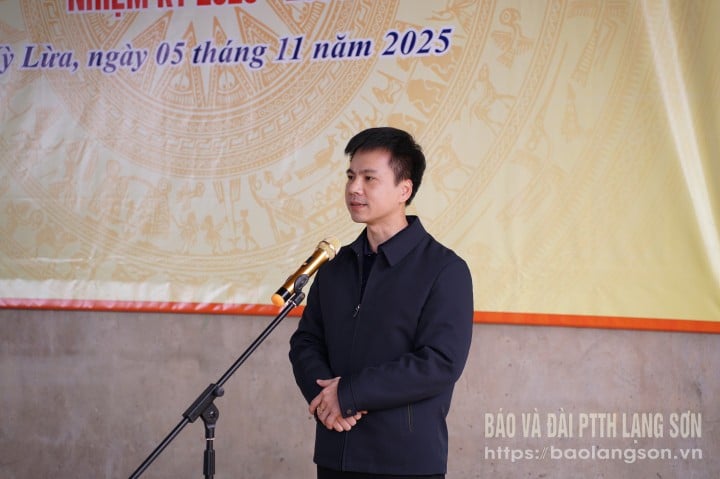 Lederen for Ky Lua menighetspartikomité talte under seremonien.