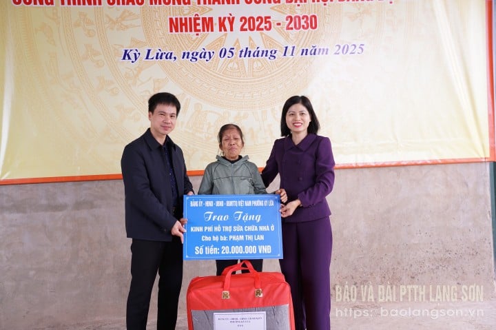 Lederne av Ky Lua menighetspartikomité tildelte midler til å støtte husreparasjoner for husholdninger under spesielt vanskelige omstendigheter i Na Pinh-blokken.