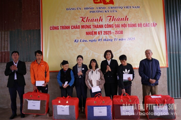 Lederne av Ky Lua Ward People's Committee overrakte gaver for å støtte fem familier i vanskelige omstendigheter i Na Pinh-blokken.