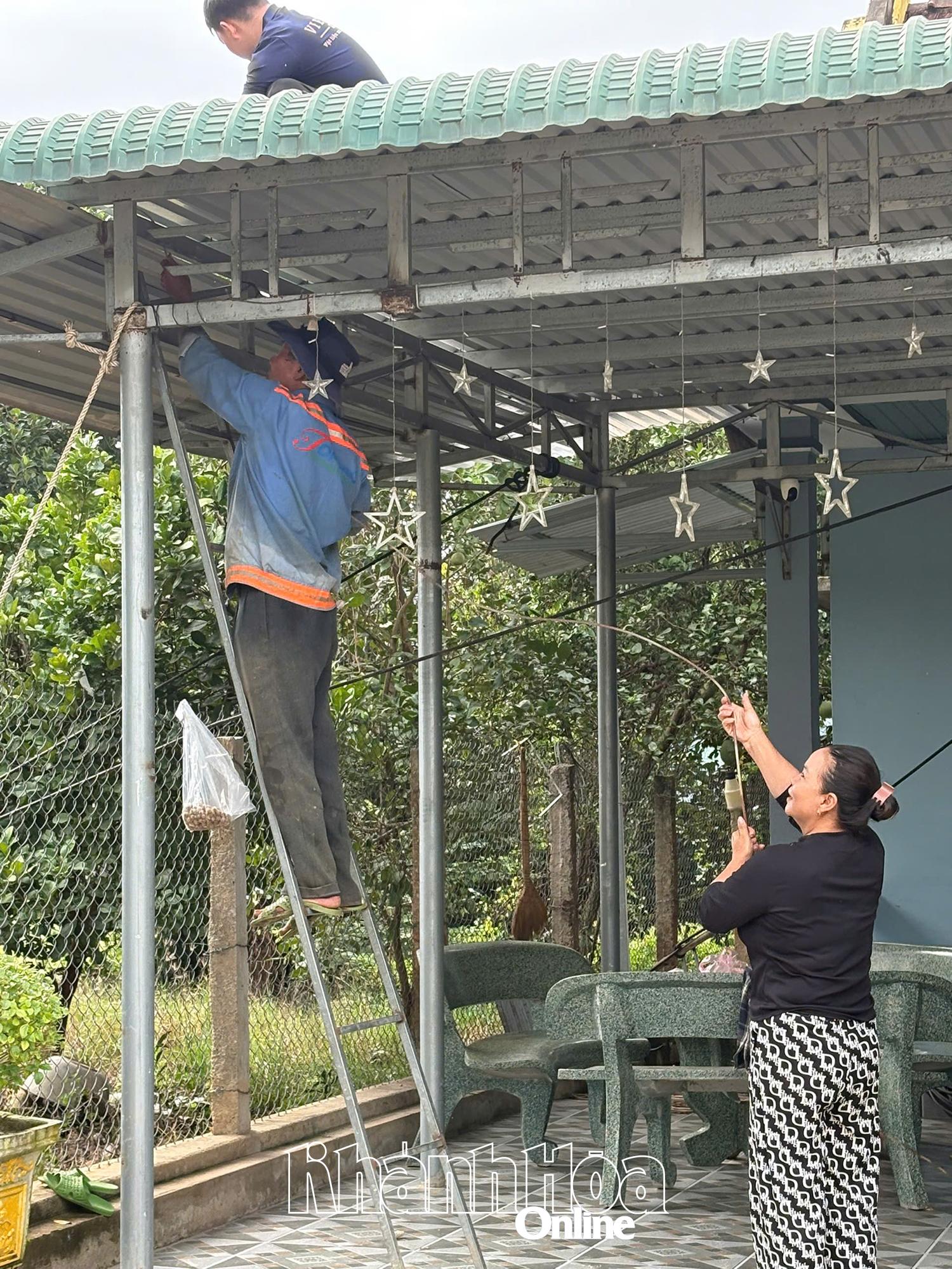 ប្រជាជនឃុំ Nam Ninh Hoa បន្តពង្រឹងផ្ទះយ៉ាងសកម្មដើម្បីការពារព្យុះលេខ ១៣។