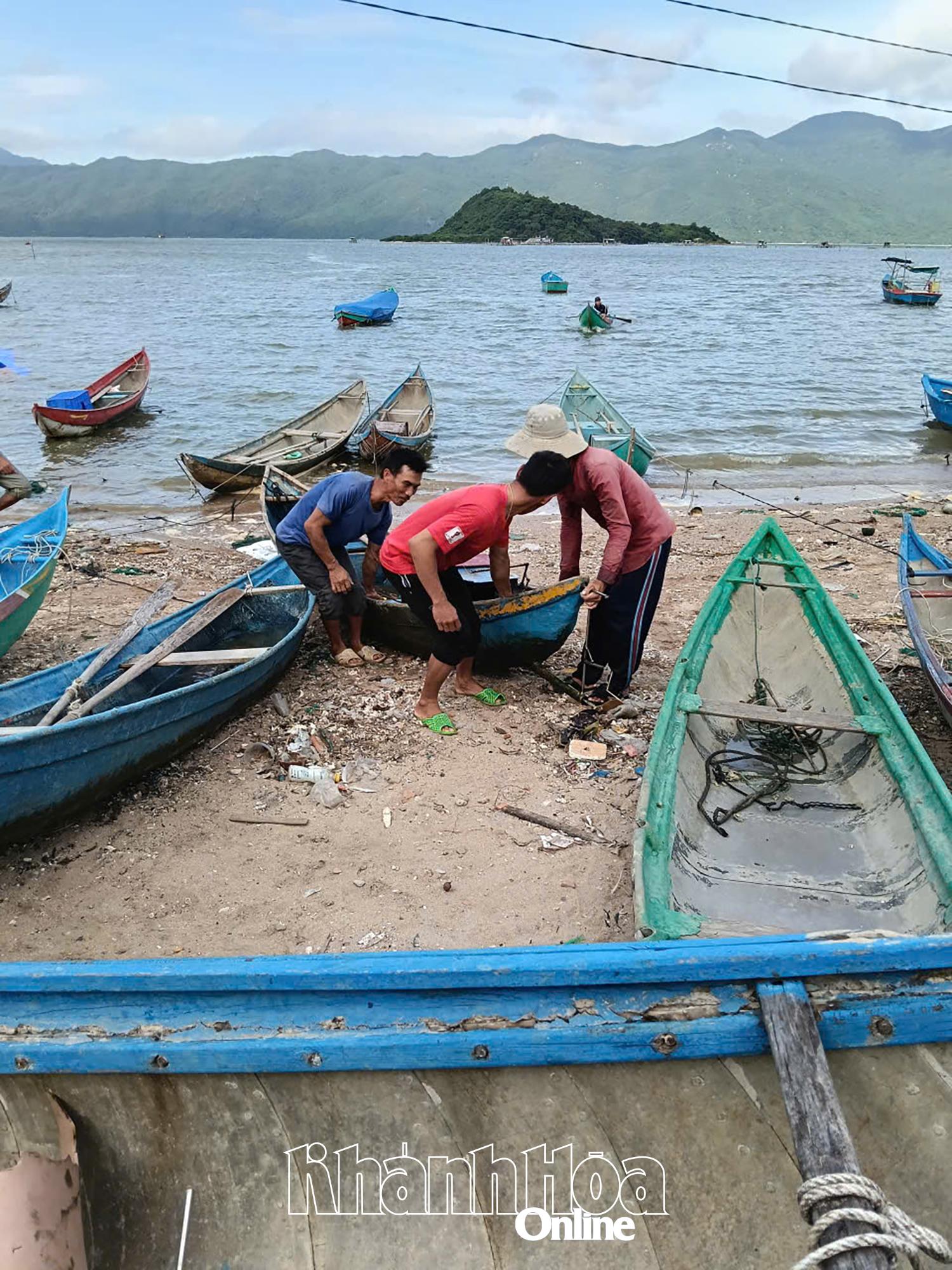 ប្រជាជនបាននាំកប៉ាល់ និងកប៉ាល់ចូលច្រាំង ដើម្បីបញ្ចៀសខ្យល់ព្យុះ។