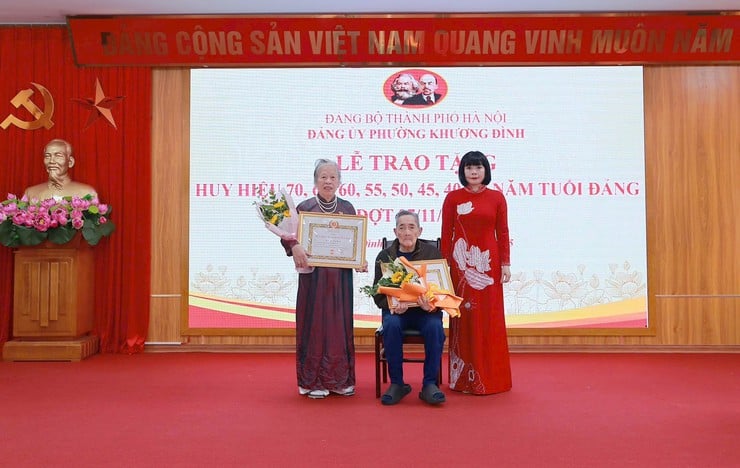 Khuong Dinh Ward tilldelades högtidligt partimärken den 7 november - Foto 1. Phường Khương Đình long trọng trao Huy hiệu Đảng đợt 7/11- Ảnh 1.