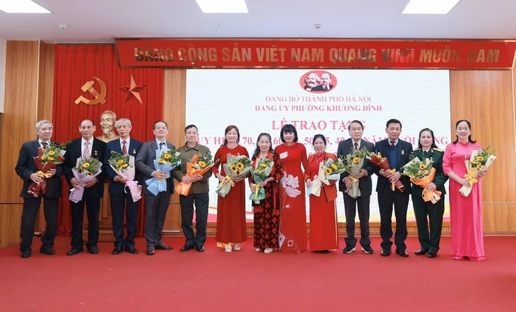 Khuong Dinh Ward tilldelades högtidligt partimärken den 7 november - Foto 2. Phường Khương Đình long trọng trao Huy hiệu Đảng đợt 7/11- Ảnh 2.