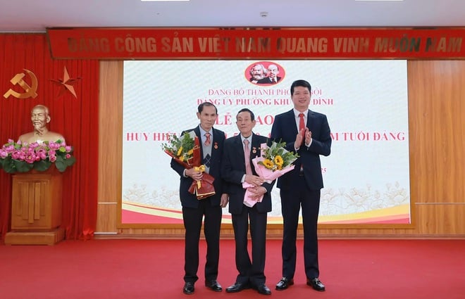 Khuong Dinh Ward tilldelades högtidligt partimärken den 7 november - Foto 4. Phường Khương Đình long trọng trao Huy hiệu Đảng đợt 7/11- Ảnh 4.