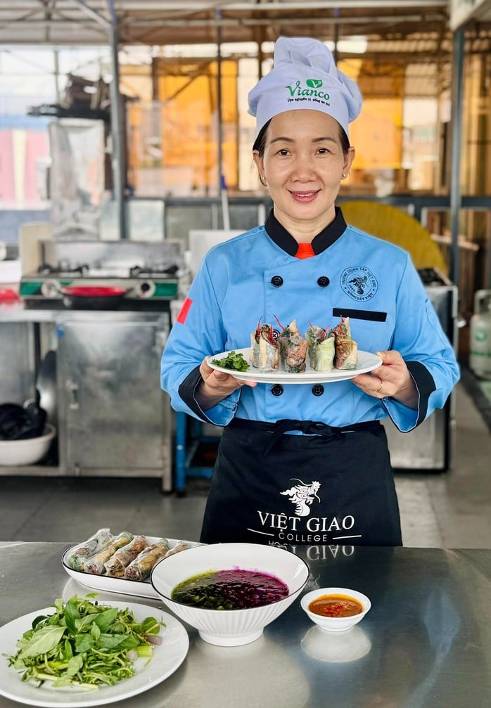 Người mẹ U50 đeo balo đi học, mơ ước khởi nghiệp với bếp chay - Ảnh 1.