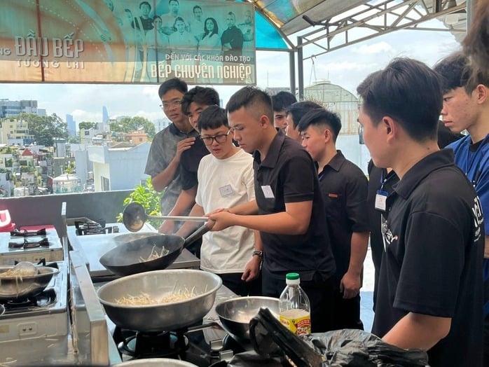 Người mẹ U50 đeo balo đi học, mơ ước khởi nghiệp với bếp chay - Ảnh 5.