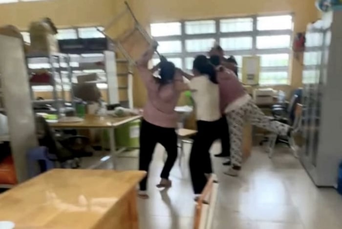 Tạm đình chỉ thầy giáo nhắn tin thân mật với nữ sinh lớp 10 - Ảnh 1.