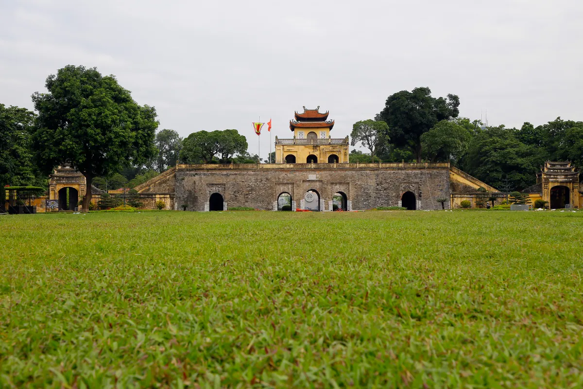 Thang Long Imperial Citadel: Ancient breath in modern life - Photo 1. Hoàng thành Thăng Long: Hơi thở xưa trong nhịp sống nay- Ảnh 1.