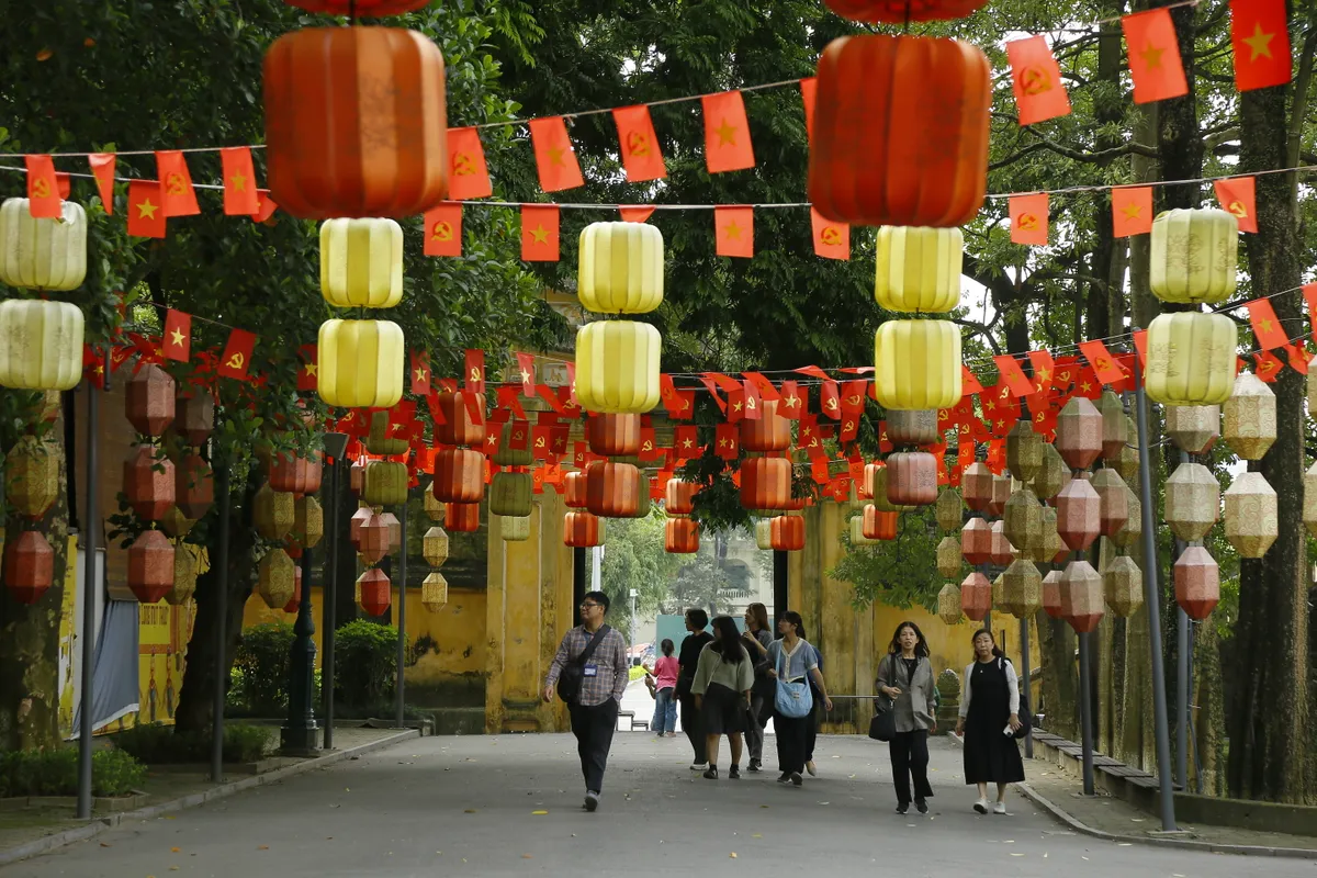 Thang Long Imperial Citadel: Ancient breath in modern life - Photo 2. Hoàng thành Thăng Long: Hơi thở xưa trong nhịp sống nay- Ảnh 2.