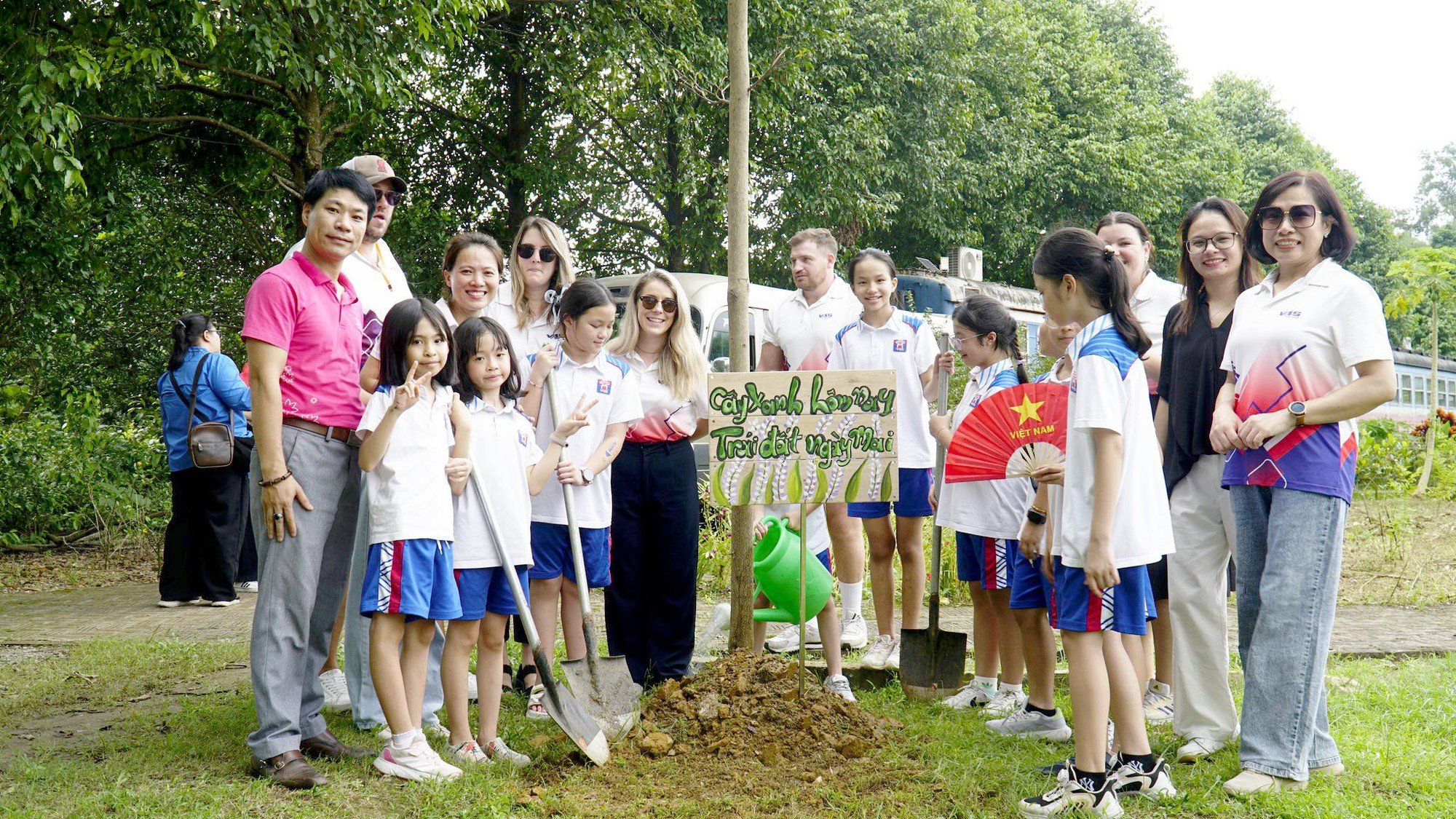 School Tour 2025 - Mầm xanh đến trường lan tỏa thông điệp sống xanh tới hơn 5.500 học sinh trên địa bàn TP. Hà Nội- Ảnh 3.