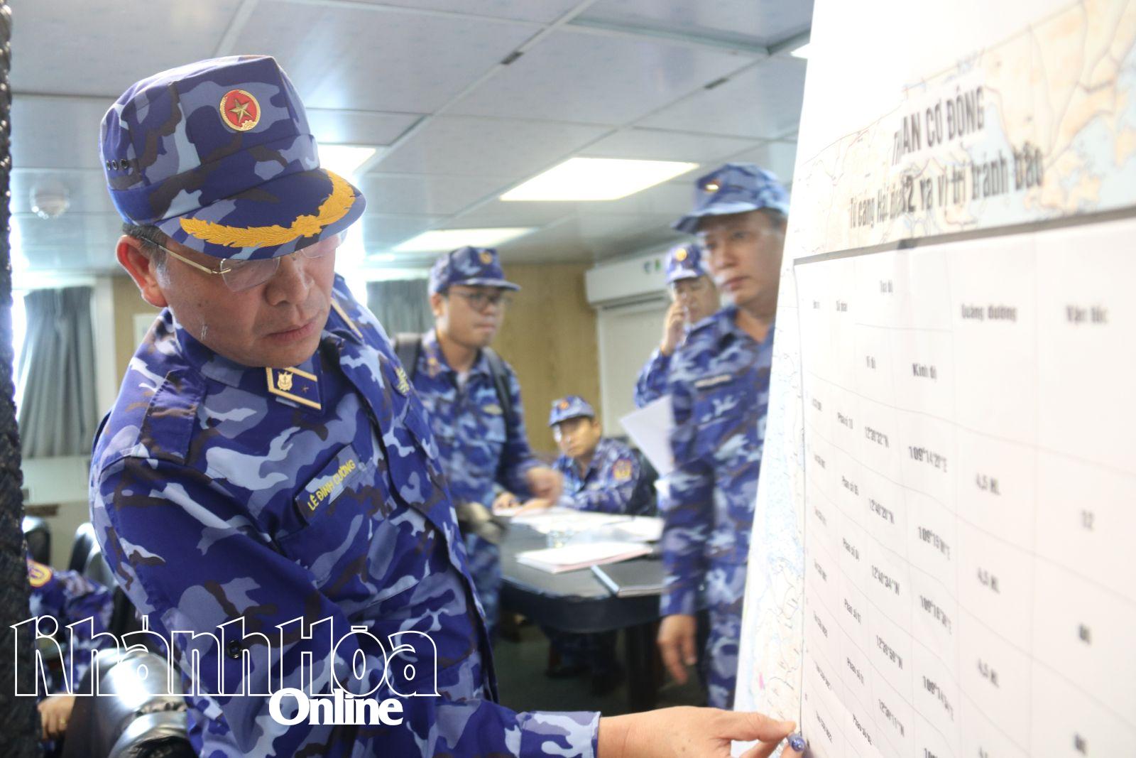 Tư lệnh Cảnh sát biển Việt Nam kiểm tra sơ đồ ứng phó bão số 13 tại tàu 8021