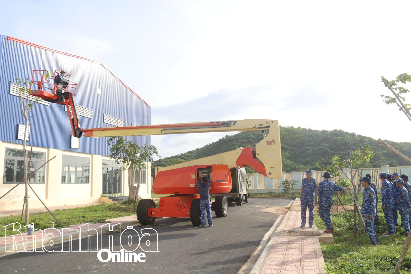 Cán bộ, chiến sĩ Hải đoàn 32 cắt tỉa cành cây trong khuôn viên đơn vị 