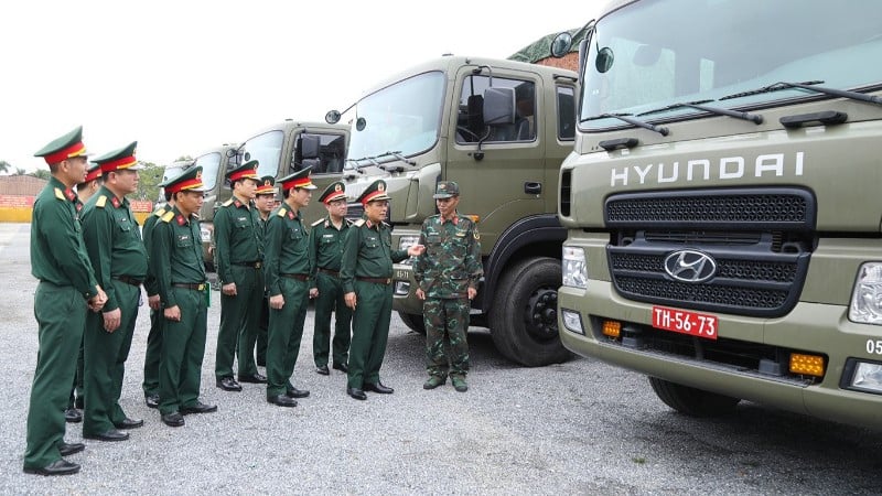 Generálporučík Tran Minh Duc se dělí o zkušenosti s konzervací vozidel.