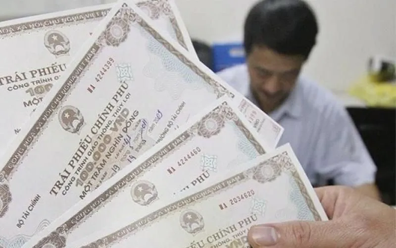 Мобилизация почти 28 000 миллиардов донгов через торги государственными облигациями Huy động gần 28.000 tỷ đồng qua đấu thầu trái phiếu Chính phủ