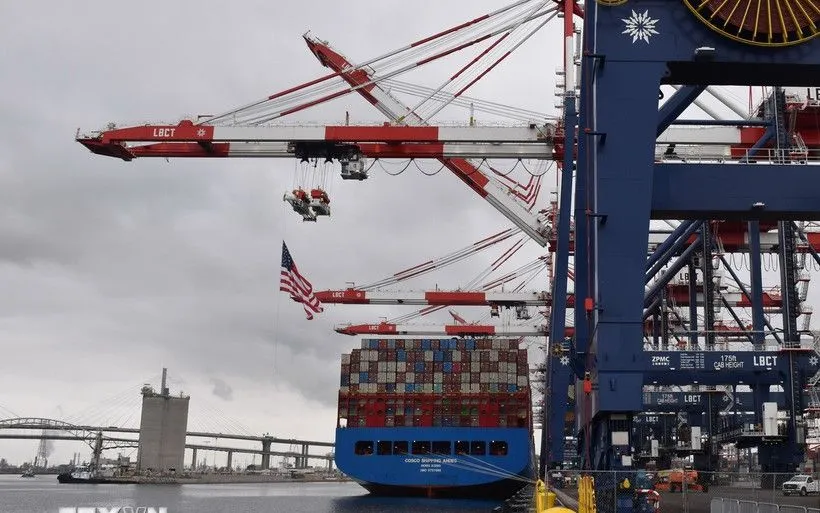 Tàu chở hàng hóa neo tại cảng Long Beach ở California, Mỹ. (Ảnh: THX/TTXVN)