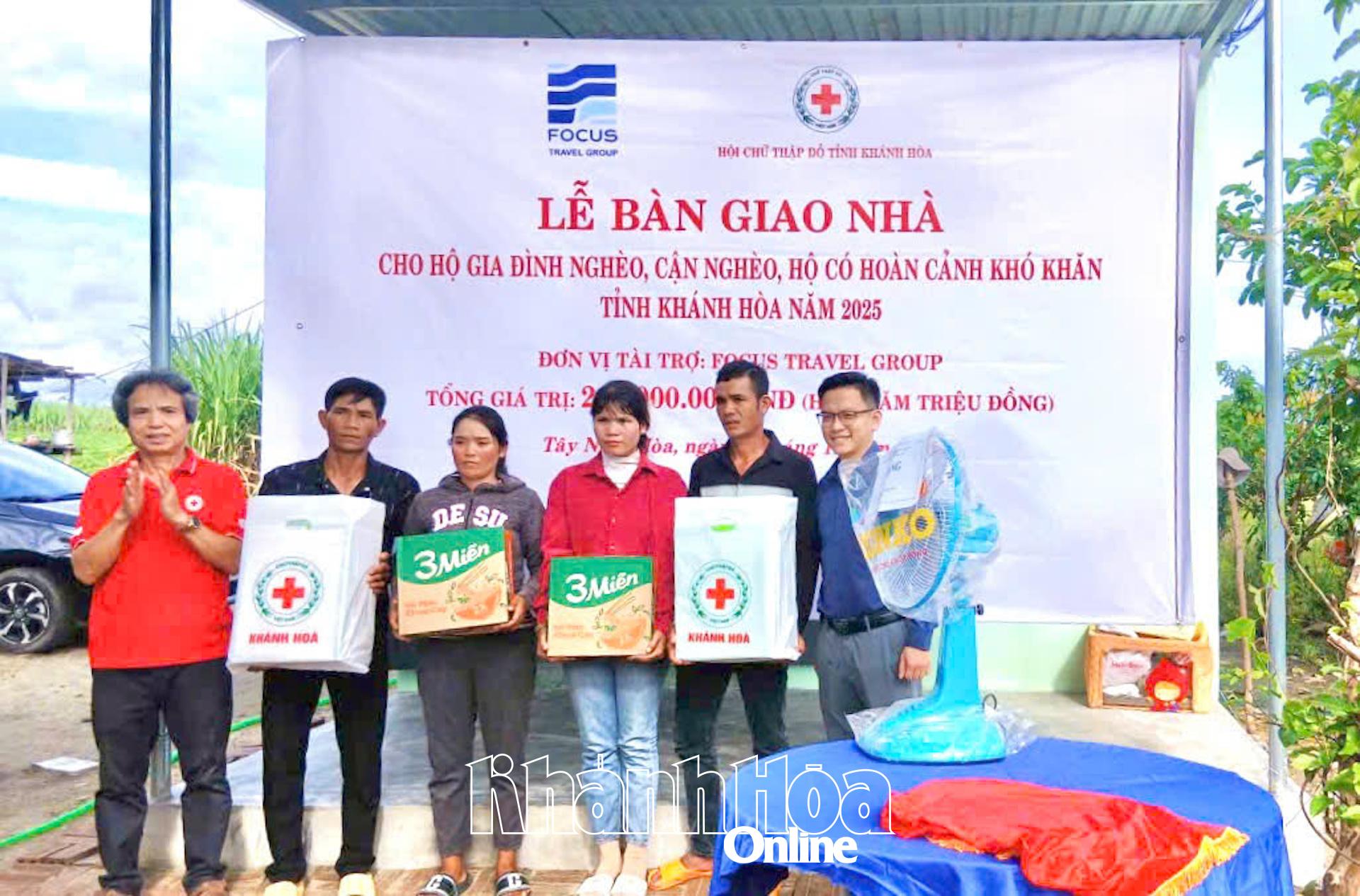 ຜູ້ຕາງໜ້າອົງການກາແດງແຂວງ ແລະ ກຸ່ມທ່ອງທ່ຽວຈຸດສຸມ ໄດ້ມອບຂອງຂວັນໃຫ້ບັນດາຄອບຄົວ.