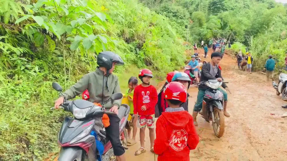 គ្រូបង្រៀននៃសាលាបឋមសិក្សា Kim Dong (សង្កាត់ Nam Tra My ទីក្រុង Da Nang) បានយកឈ្នះការបាក់ដី ដើម្បីស្វាគមន៍សិស្សត្រឡប់ទៅថ្នាក់វិញ។