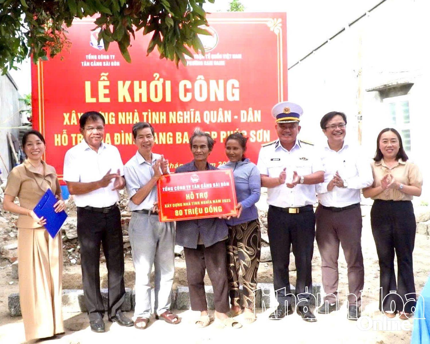 ថ្នាក់ដឹកនាំក្រុមហ៊ុន Tan Cang Petro Cam Ranh Company Limited (ស្ថិតក្រោមសាជីវកម្ម Tan Cang Saigon) និងវួដ Cam Ranh បានធ្វើបទបង្ហាញជានិមិត្តរូប ដើម្បីគាំទ្រការសាងសង់ផ្ទះសម្រាប់គ្រួសាររបស់លោក Mang Ba ។