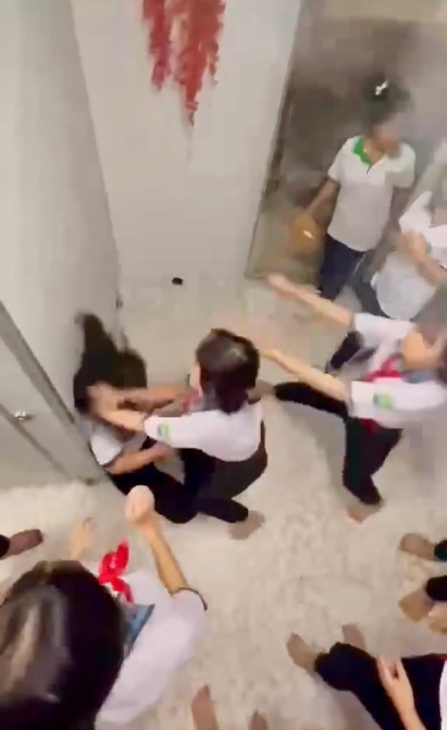 ទីក្រុងហូជីមិញ៖ សិស្សម្នាក់ត្រូវមិត្តរួមសាលាវាយ និងរងរបួសជាច្រើននាក់ - រូបថត ១. TP.HCM: Một học sinh bị bạn cùng trường đánh đa chấn thương- Ảnh 1.