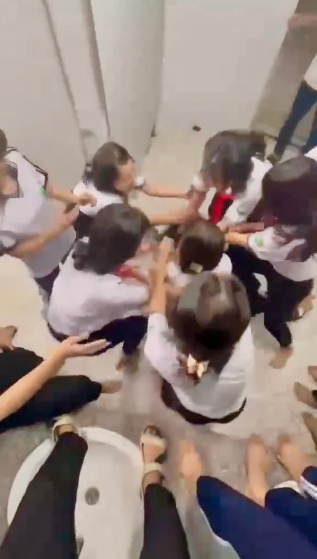 ទីក្រុងហូជីមិញ៖ សិស្សម្នាក់ត្រូវមិត្តរួមសាលាវាយ និងរងរបួសជាច្រើននាក់ - រូបថត ២. TP.HCM: Một học sinh bị bạn cùng trường đánh đa chấn thương- Ảnh 2.