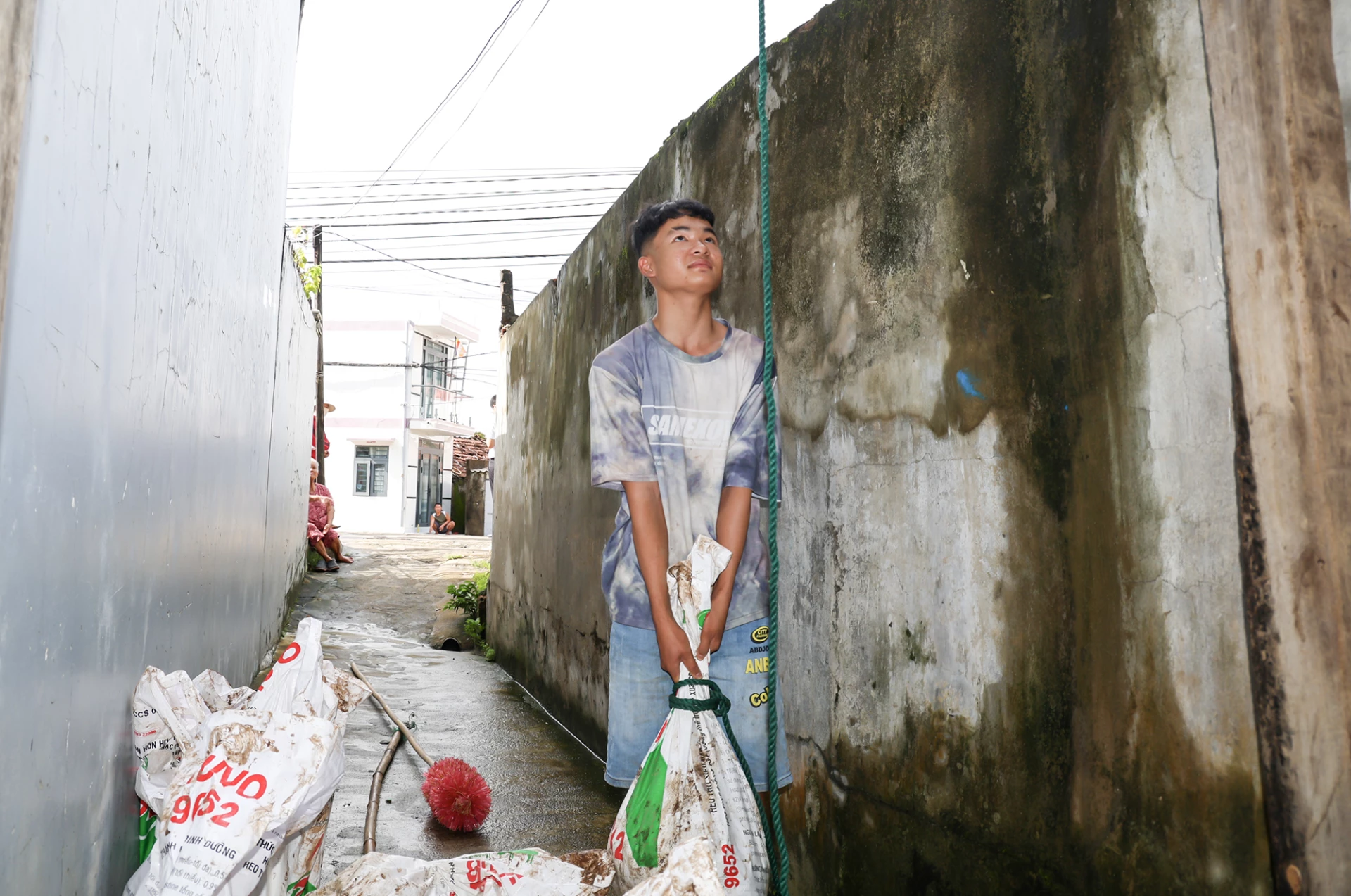 ປະຊາຊົນ​ຢູ່​ຕາ​ແສງ ດ່າ​ລານ ​ໄດ້​ເສີມ​ສ້າງ​ຫລັງຄາ​ເພື່ອ​ປ້ອງ​ກັນ​ລົມ​ແຮງ​ບໍ່​ໃຫ້​ພັດ​ເຂົ້າ​ມາ​ຍ້ອນ​ລົມພາຍຸ​ເລກ 13.