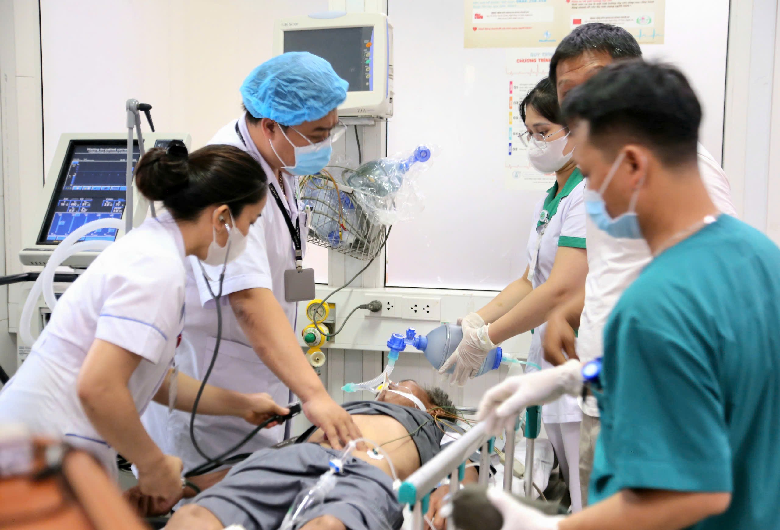 Các nhân viên y tế của khoa Cấp cứu luôn trong tâm thế 'chạy' - chạy đua với thời gian, chạy đua với tử thần, chạy vận chuyển cấp cứu người bệnh kịp thời nhất có thể.