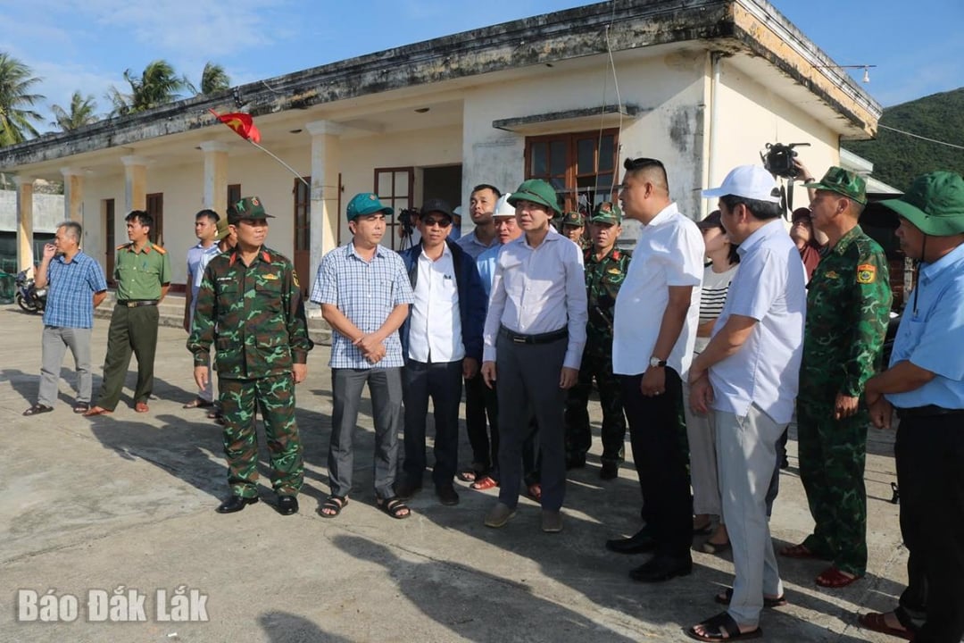 प्रांतीय पीपुल्स कमेटी के अध्यक्ष ता आन्ह तुआन ने झुआन दाई खाड़ी में मछली पकड़ने वाली नौकाओं के लिए तूफान आश्रय का निरीक्षण किया।