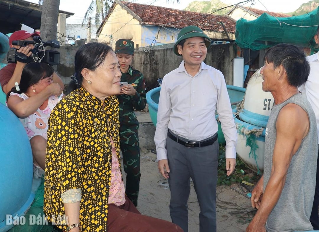 प्रांतीय पीपुल्स कमेटी के अध्यक्ष ता आन्ह तुआन ने तु न्हाम क्वार्टर (सोंग काऊ वार्ड) में श्री ले वान डेन के परिवार से मुलाकात की और उन्हें प्रोत्साहित किया।