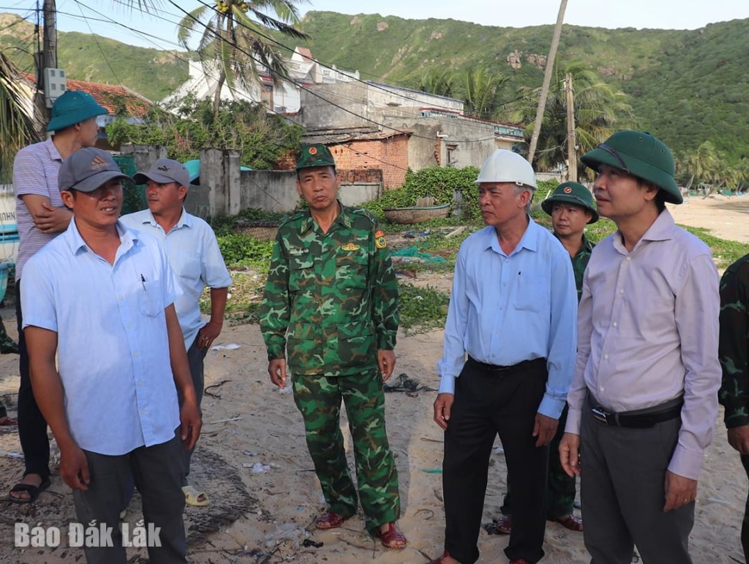 प्रांतीय पीपुल्स कमेटी के अध्यक्ष ता एन तुआन ने तु न्हाम वार्ड पार्टी सेल के सचिव फान वान विन्ह के साथ प्रचार कार्य और लोगों को अपनी संपत्ति स्थानांतरित करने के लिए समर्थन के बारे में चर्चा की।