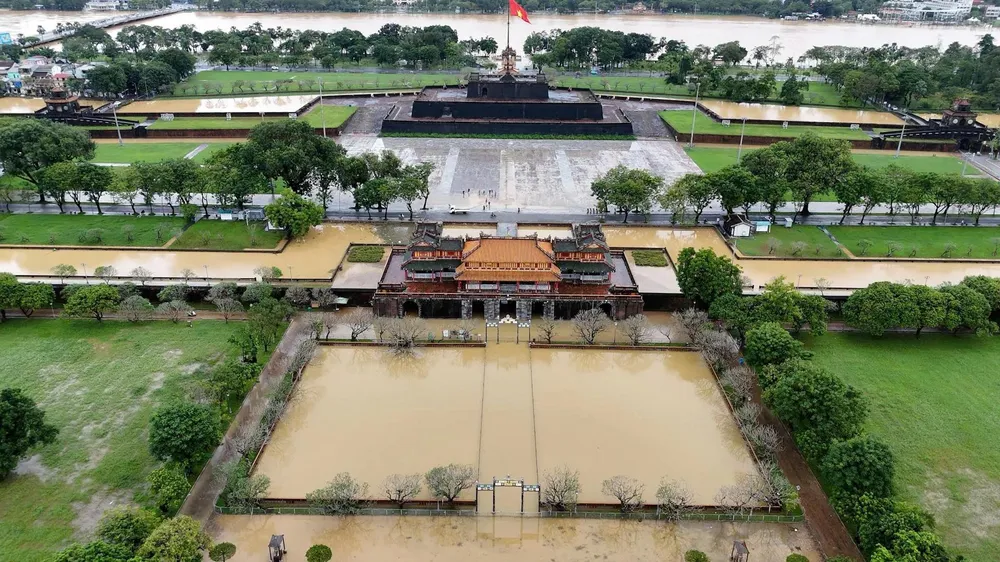 De Keizerlijke Stad van Hue nadat de overstroming was geweken