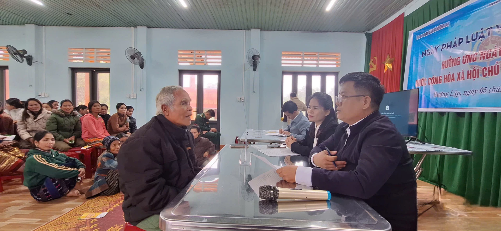 Officials of Quang Tri Legal Aid Center No. 2 give advice on breaking the law on resolving policies for meritorious people in the locality - Photo: Le Minh