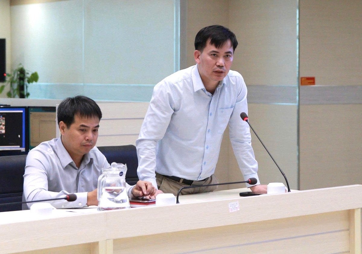 Ông Nguyễn Văn Hưởng thông tin về dự báo diễn biến bão số 13. Ảnh: Quỳnh Hương. 