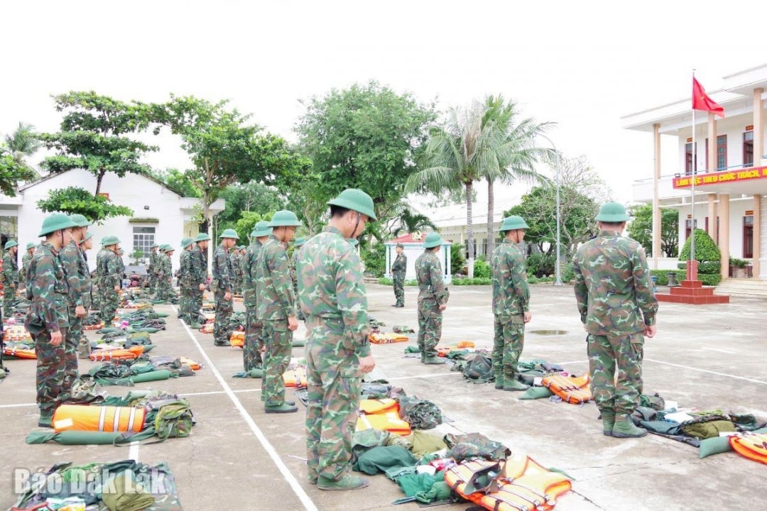 888연대의 장교와 병사들이 준비되었습니다.