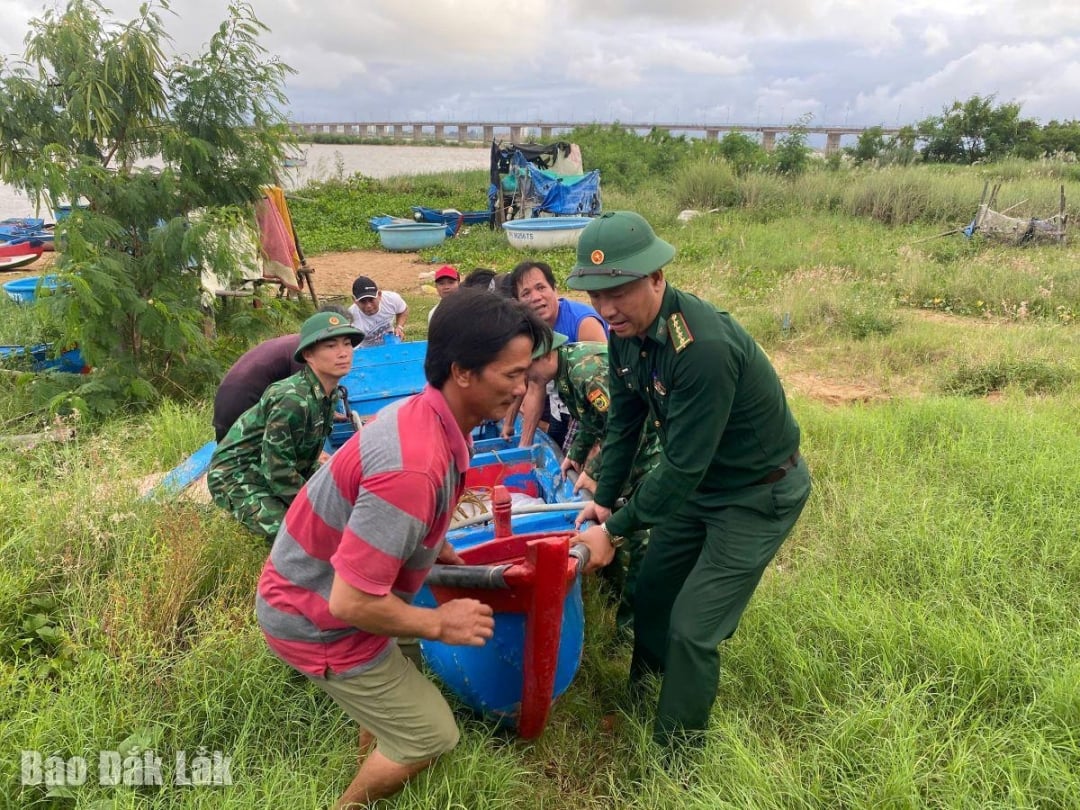 Tuy Hoa 국경 경비대(Dak Lak 국경 경비대)는 폭풍 13호가 오기 전에 어부들이 배를 끌고 안전하게 정박할 수 있도록 지원합니다.